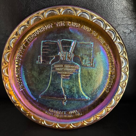 Carnival Glass American Bicentennial (1776-1976) 8" Golden Decorative Plate Box - Picture 1 of 2